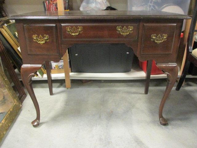 Ethan Allen Vanity with Flip Up Mirror with Queen Anne Style Legs