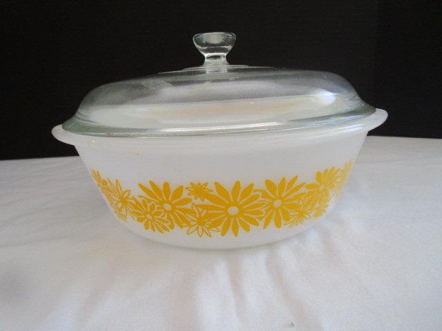 Two Quart Daisy Pattern Casserole with Lid