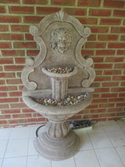 Light Weight Garden Fountain with Lion Head Design