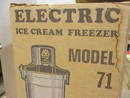 Richmond Cedar Works 4 Quart Electric Ice Cream Freezer Model 71