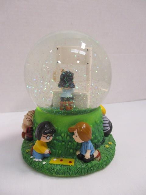 Westland Giftware Peanuts Musical Snow Globe "The Doctor is In"