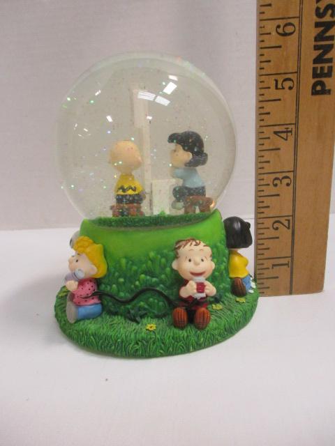 Westland Giftware Peanuts Musical Snow Globe "The Doctor is In"