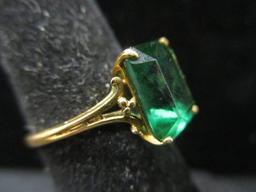 10k Gold Ring w/ Green Stone- Size 6.5