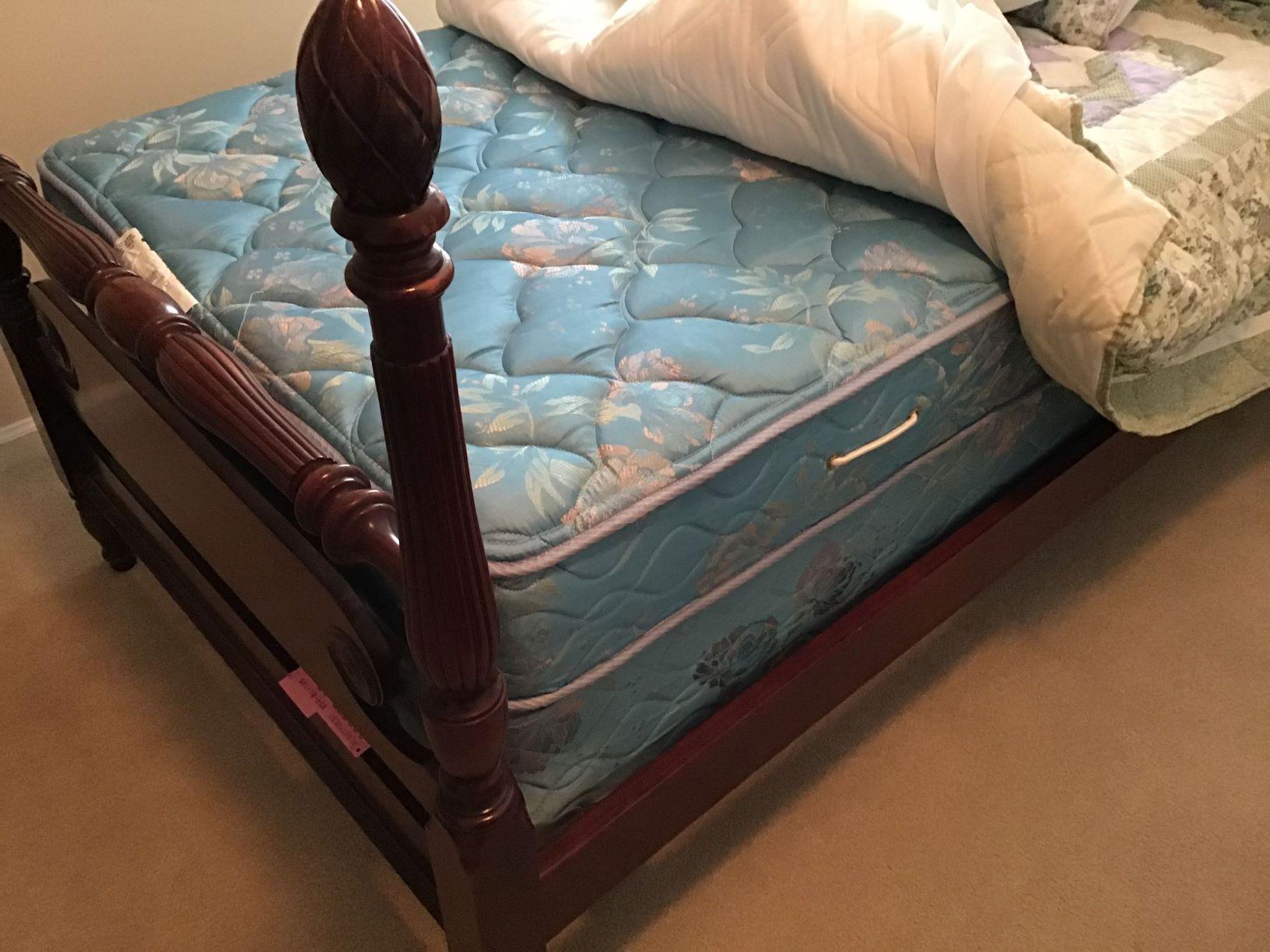 Pair of Vintage Mahogany Pineapple Post Twin Beds