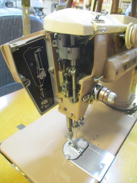 Singer 401A Sewing Machine in Wood Cabinet