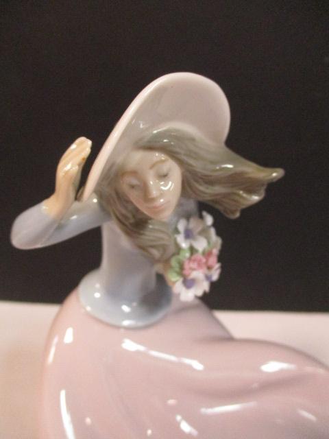 Lladro "Crouched Lady" No. 5.588