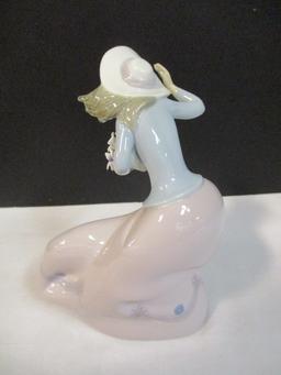 Lladro "Crouched Lady" No. 5.588