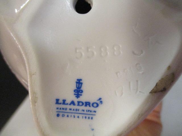 Lladro "Crouched Lady" No. 5.588