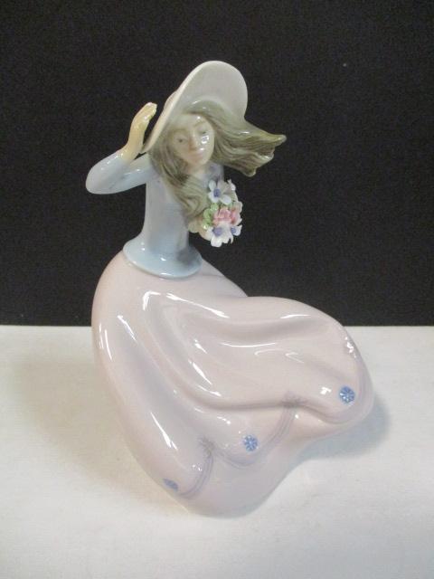 Lladro "Crouched Lady" No. 5.588