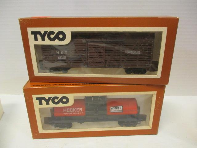 Tyco HO Scale Electric Train Cars And Controller