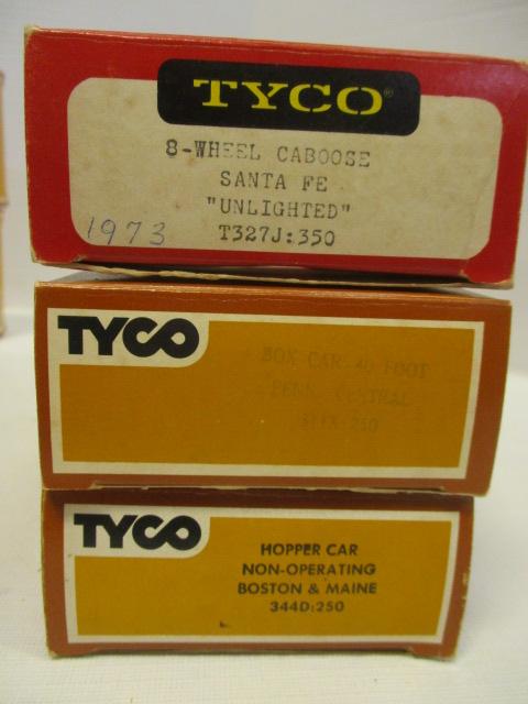 Tyco HO Scale Electric Train Cars And Controller