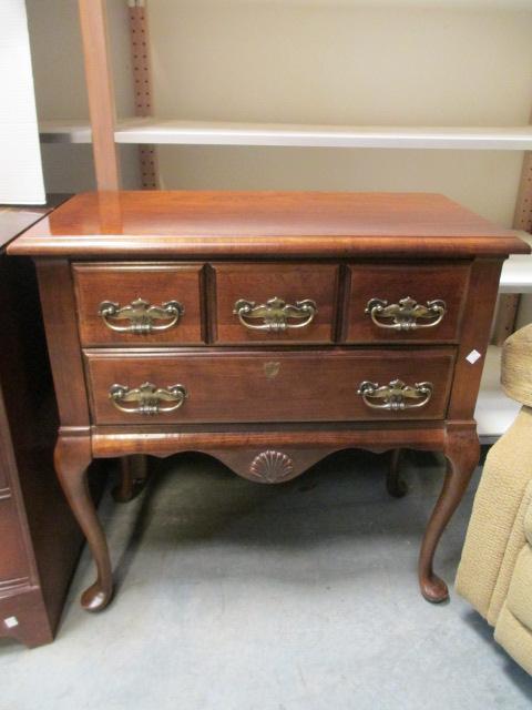 Mersman 2-Drawer Foyer Table With Shell Motif And Queen Anne Legs