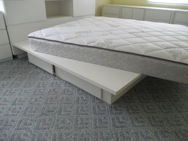 European Modern Style White Laminate King Size Platform Bed with Drawer Storage