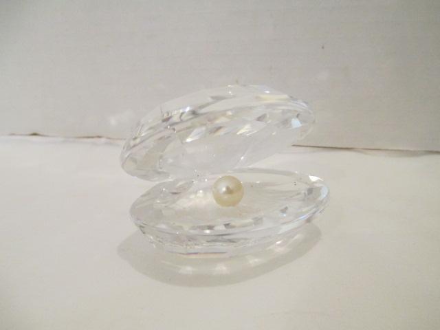 Crystal Art Glass Clam with Pearl