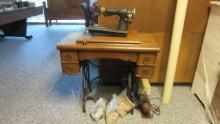 Antique Singer #AB908264 Sewing Machin, Singer Tiger Oak Treadle Sewing