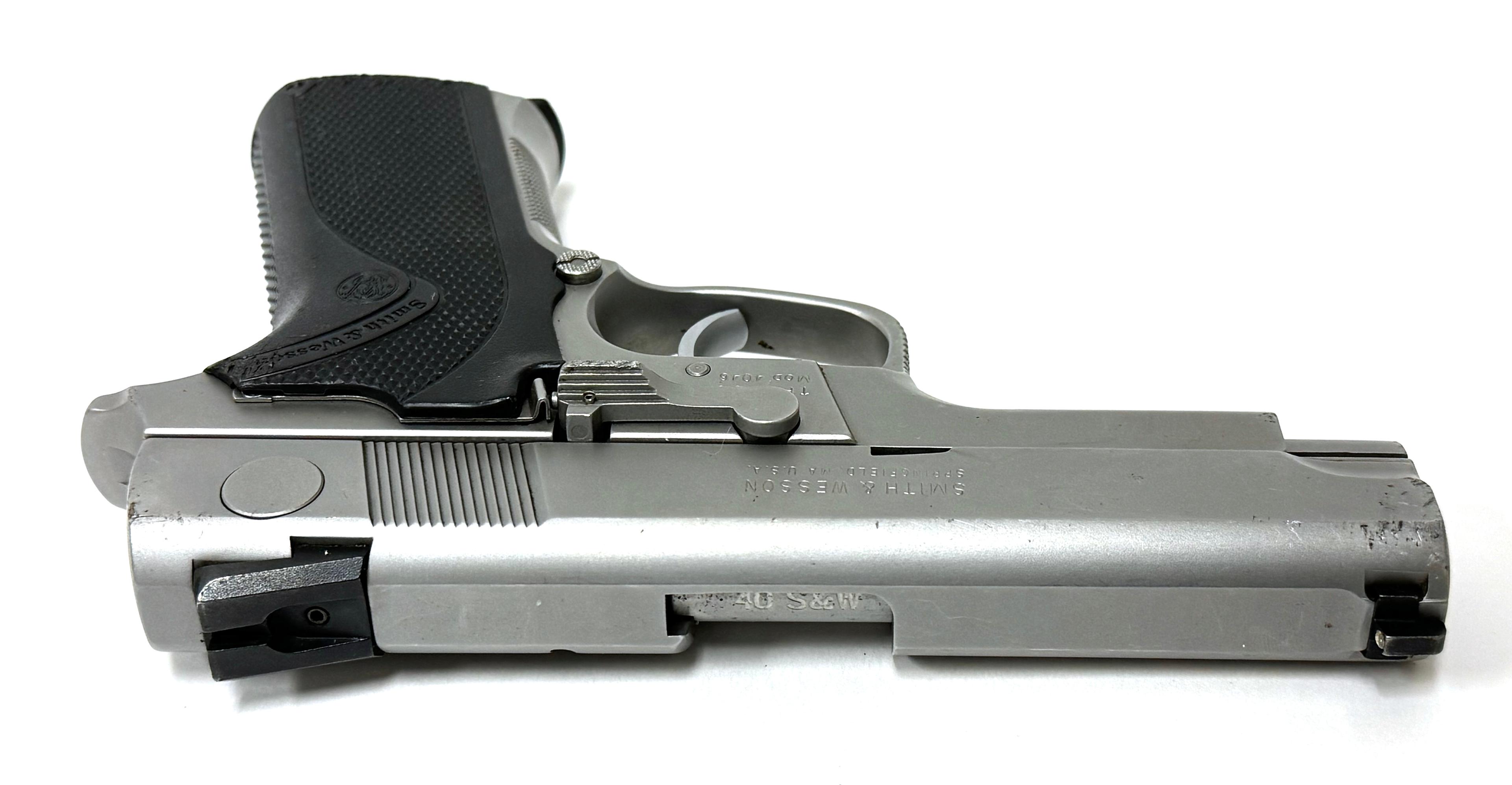 Smith & Wesson Model 4046 .40 S&W Stainless Steel Semi-Automatic Pistol