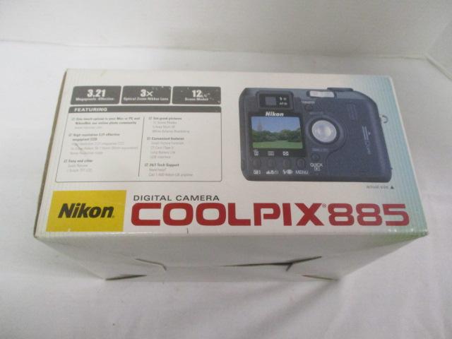 Nikon Coolpix 885 Camera in Original Box