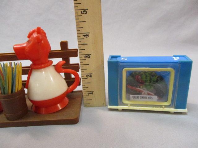 2 Vintage Plastic Salt & Pepper Shakers