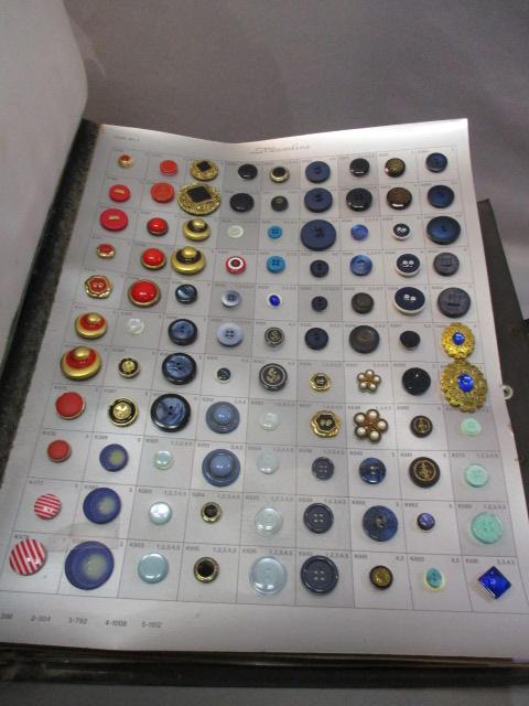 L@@k Very Rare Streamline Salesman Sample Carrying Case with Hundreds of Buttons  16 Pages