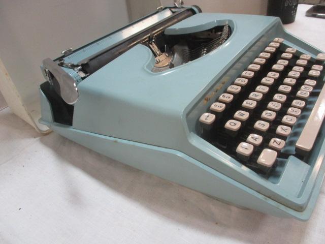 Remington Holiday Manual Typewriter in Case