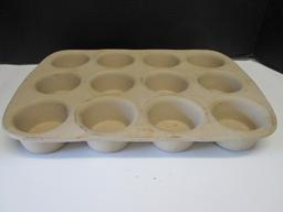 The Pampered Chef The Heritage Family Collection Stoneware Muffin Baker