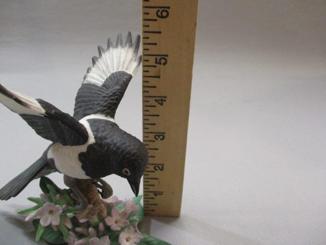 2002 Lenox "Black Billed Magpie Fine Porcelain Bird Figurine 5 1/2"