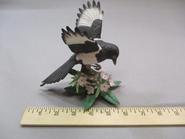 2002 Lenox "Black Billed Magpie Fine Porcelain Bird Figurine 5 1/2"