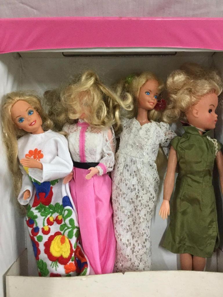 4 Barbie playsets , 1 Fashion doll trunk, 7 barbies + 1 doll see description and pics