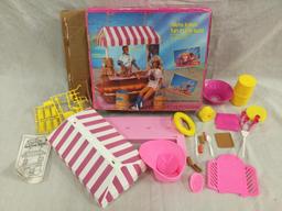 4 Barbie playsets , 1 Fashion doll trunk, 7 barbies + 1 doll see description and pics