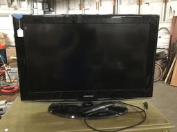 Samsung 32" LN32A450C1D flat screen TV with remote control.