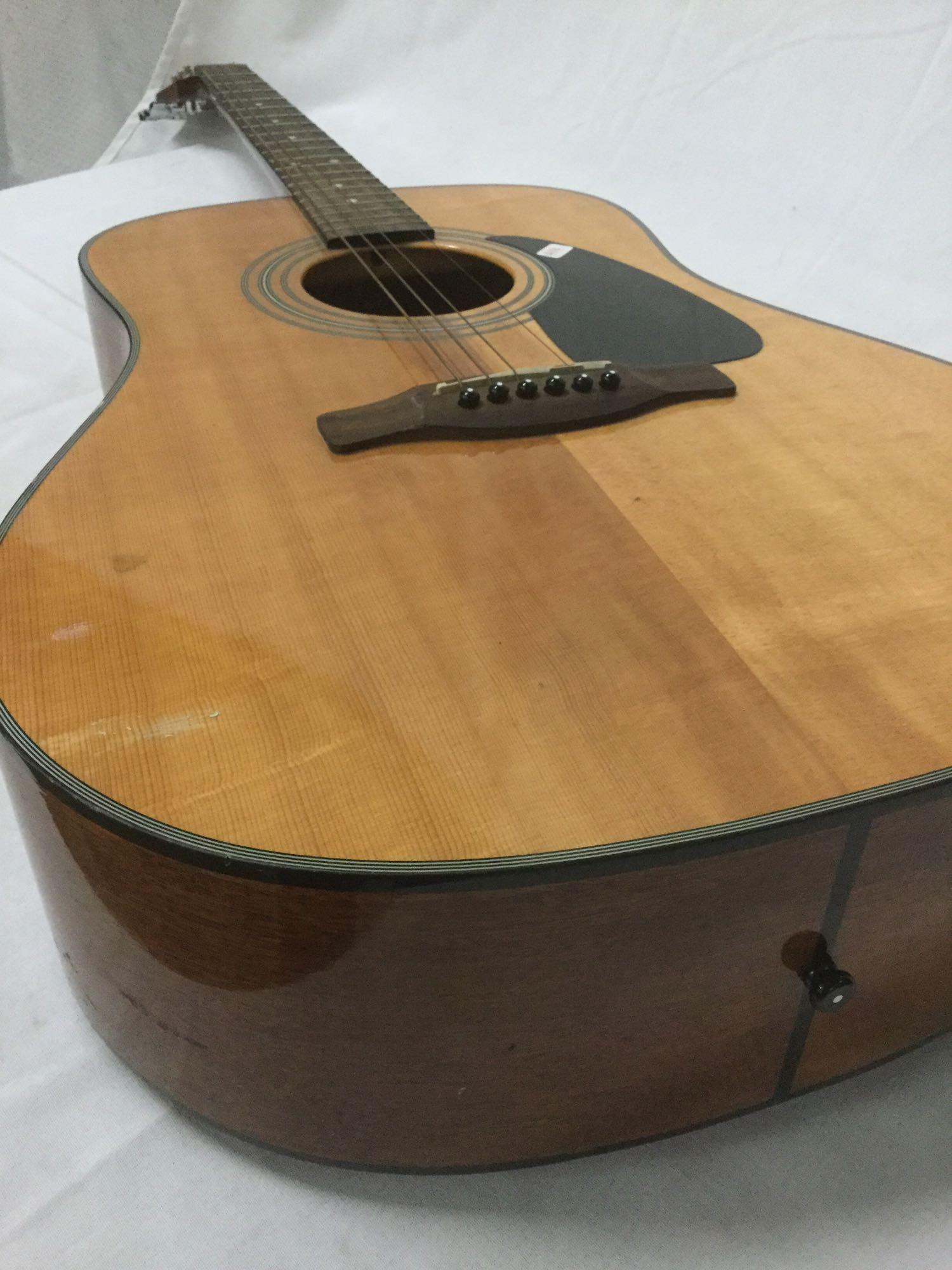 Fender acoustic 6-string guitar - needs to be restrung