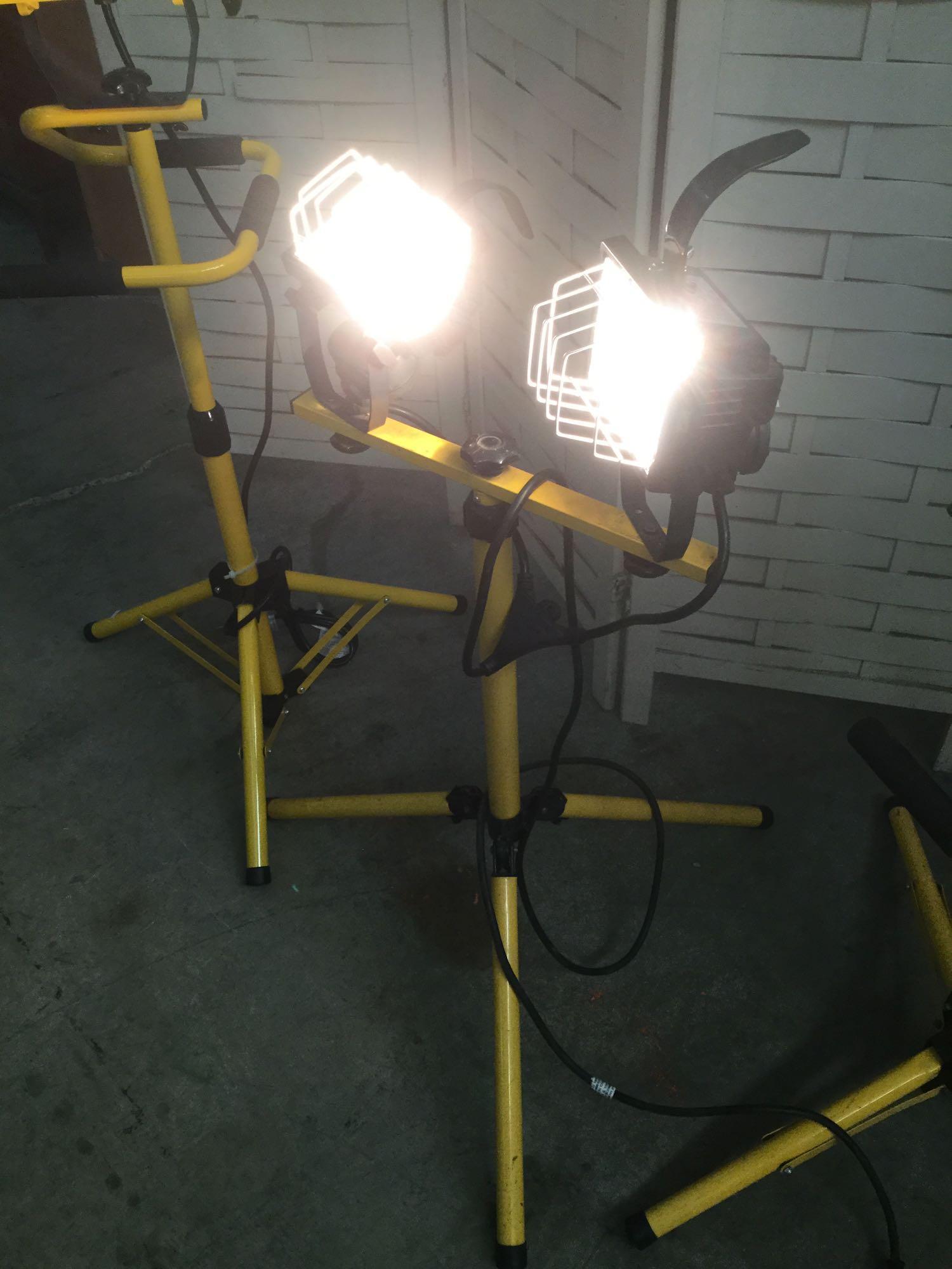 3x Heavy duty free standing work lights on tripods