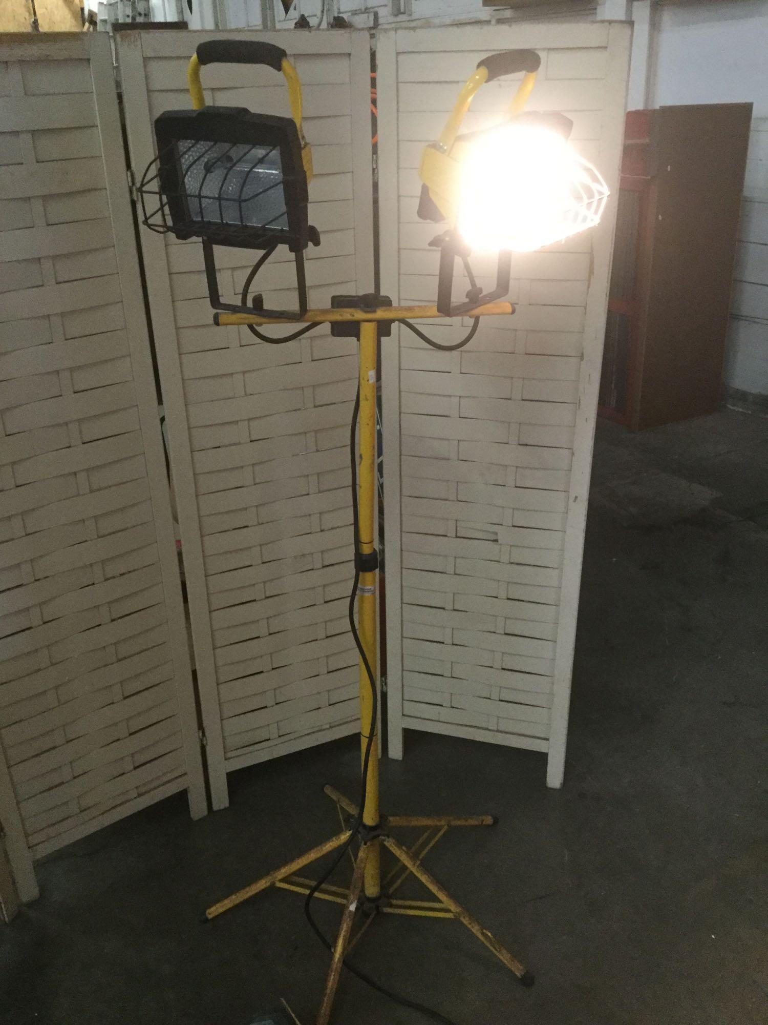 Chicago Electric standing shop lamp w/ knee kicker carpet installer