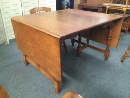 Antique oak dining table w/drop leaf sides, 2 leaves & 3 slat back colonial chairs