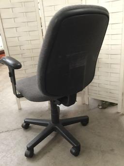 Modern rolling office chair, nice condition, approx 27 x 30 x 40 inches