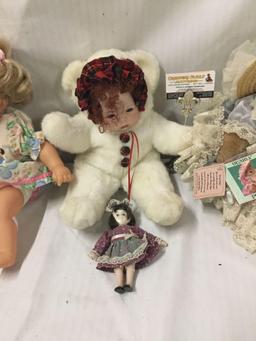 4x vinyl and composite dolls. Lissi, Bearly People and more. Largest doll measures approximately
