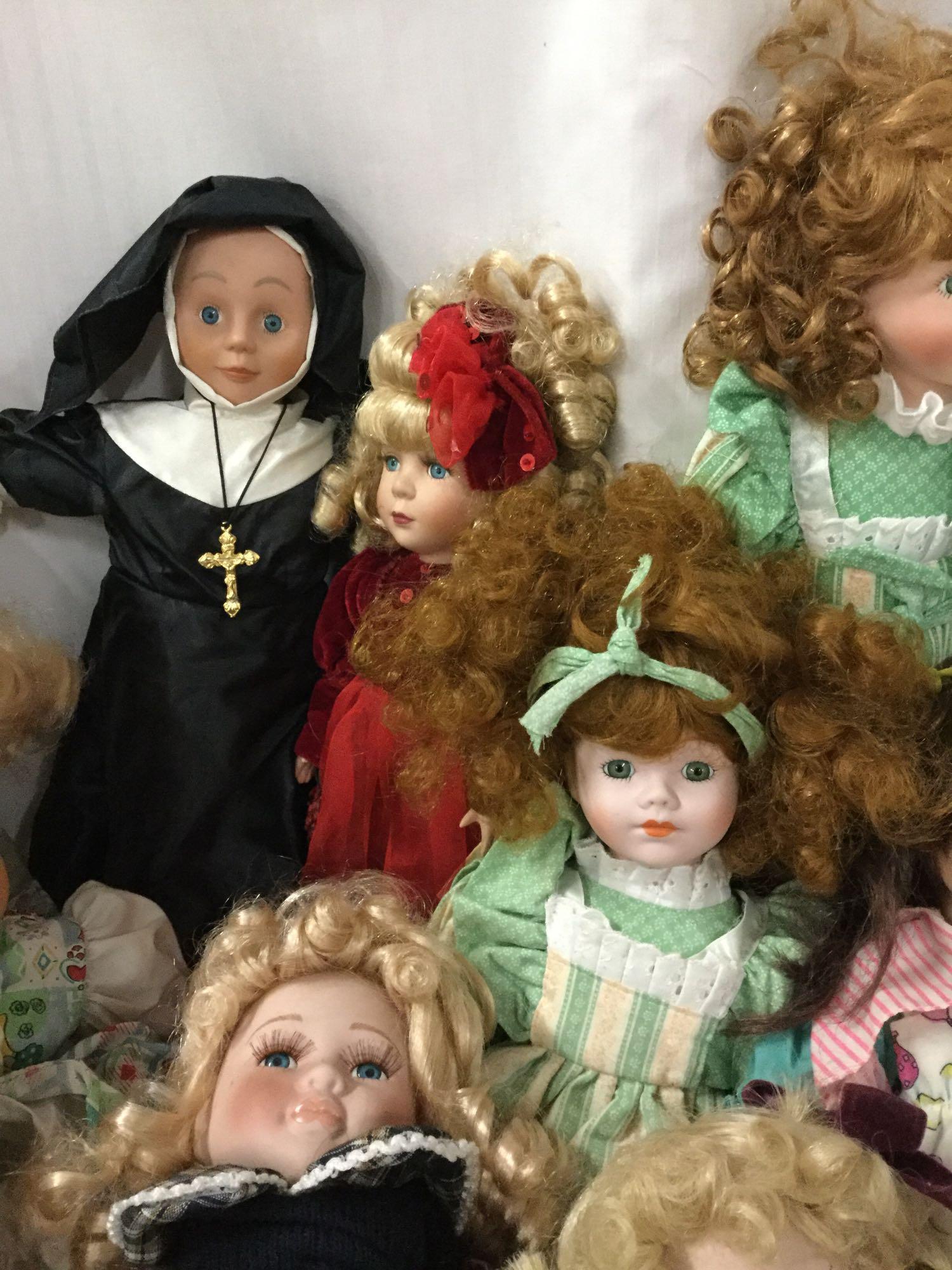 Fifteen composite, porcelain, and vinyl dolls from Heritage Mint, Seymour Mann, Sugar Loaf, and