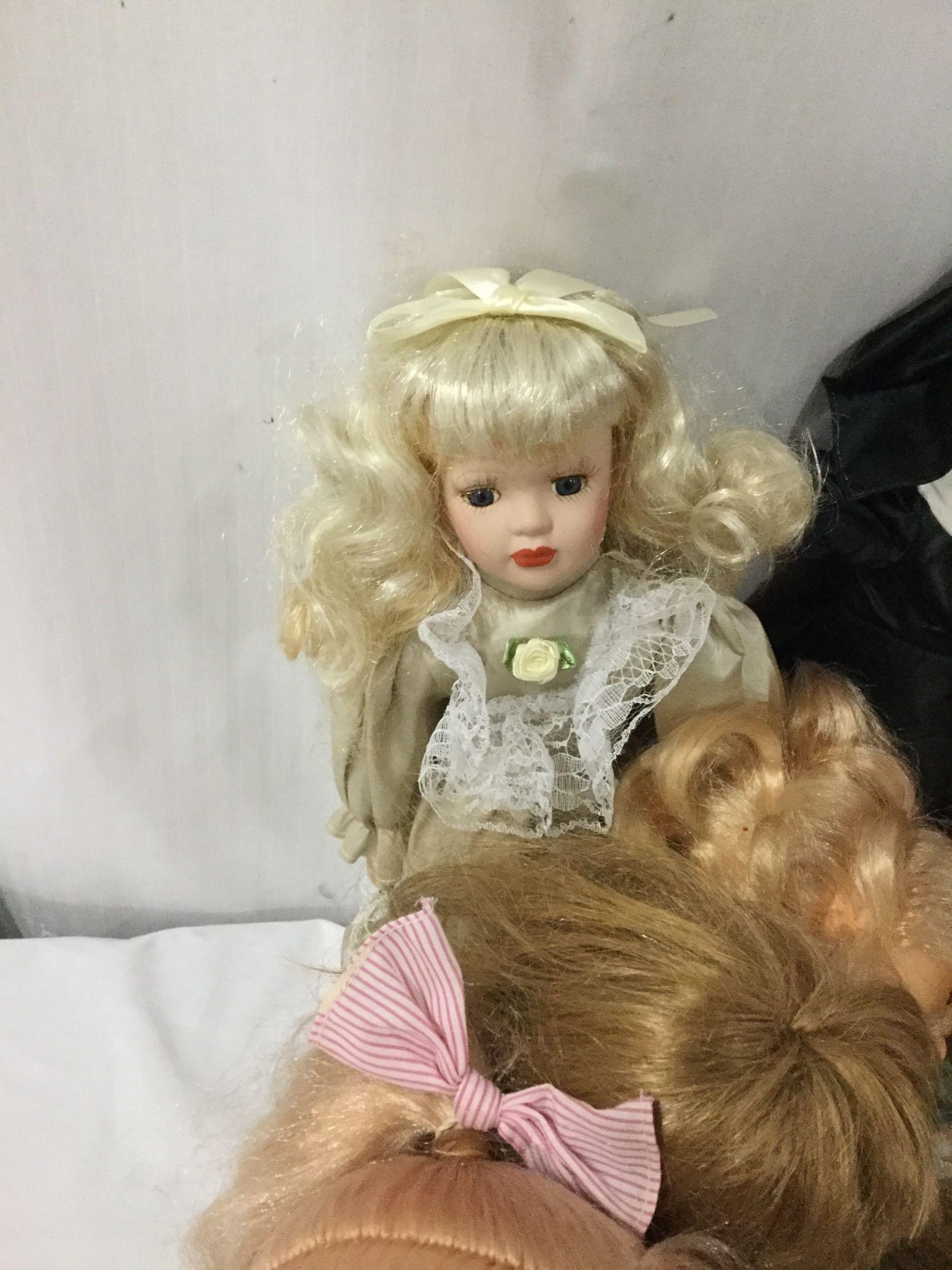 Fifteen composite, porcelain, and vinyl dolls from Heritage Mint, Seymour Mann, Sugar Loaf, and