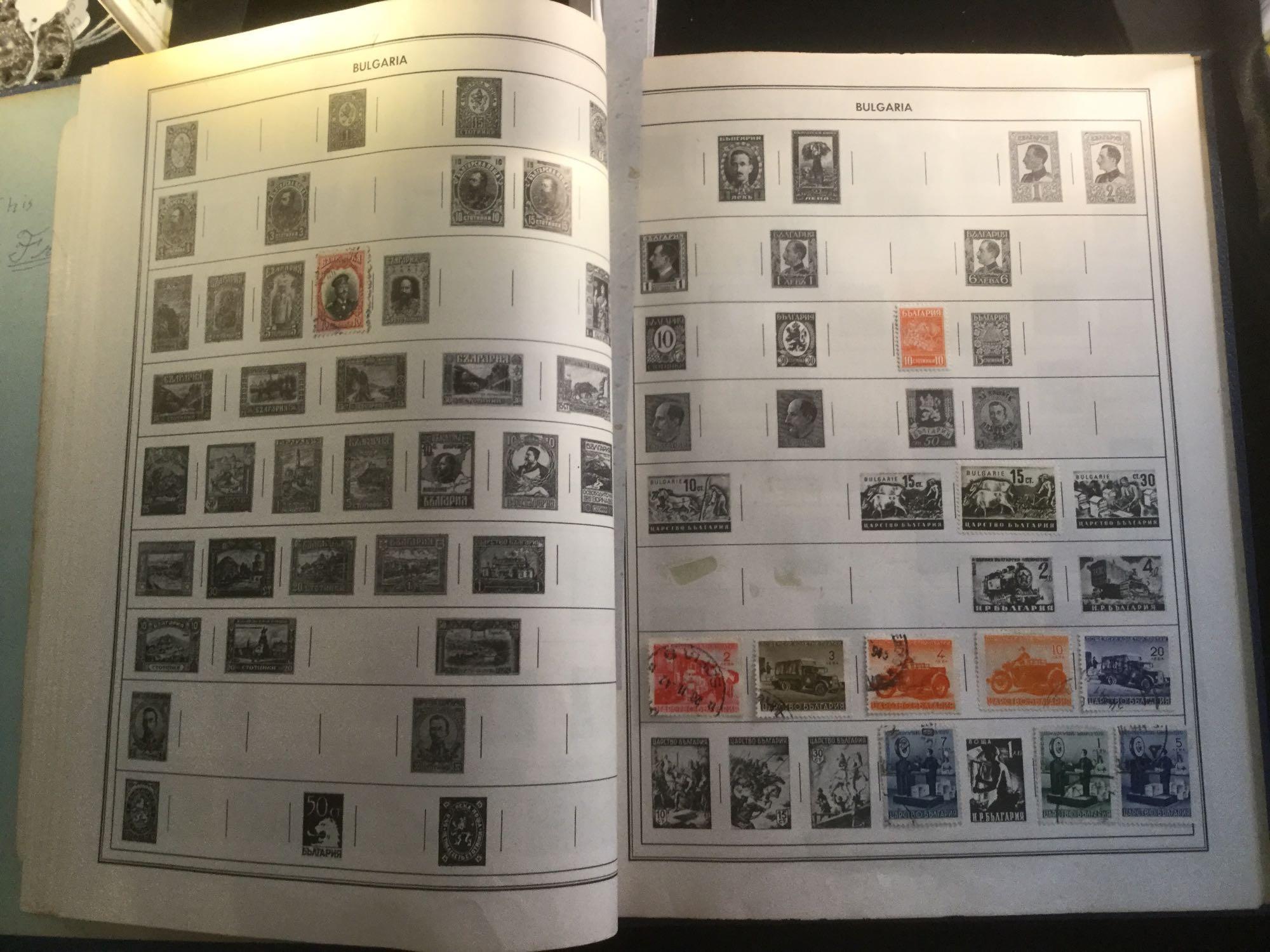 The Ambassador international Postage stamp album w/ hundreds of stamps, see pics