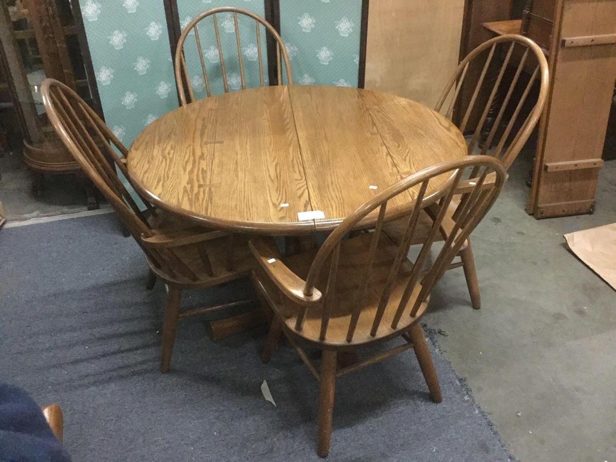 Vintage Conant Ball Furniture Co. round oak table with four chairs and two leaves. approx 44x44x30