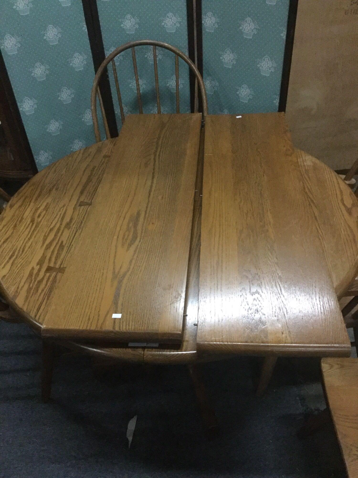 Vintage Conant Ball Furniture Co. round oak table with four chairs and two leaves. approx 44x44x30