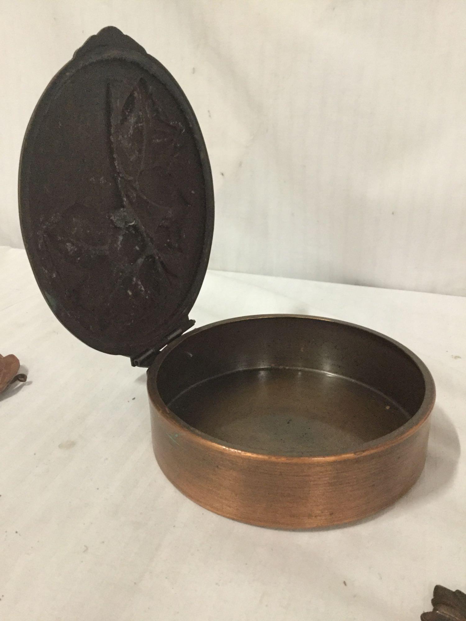 Collection of copper pieces. Pot with lid, three small Hemke hand made dishes, solid copper stand