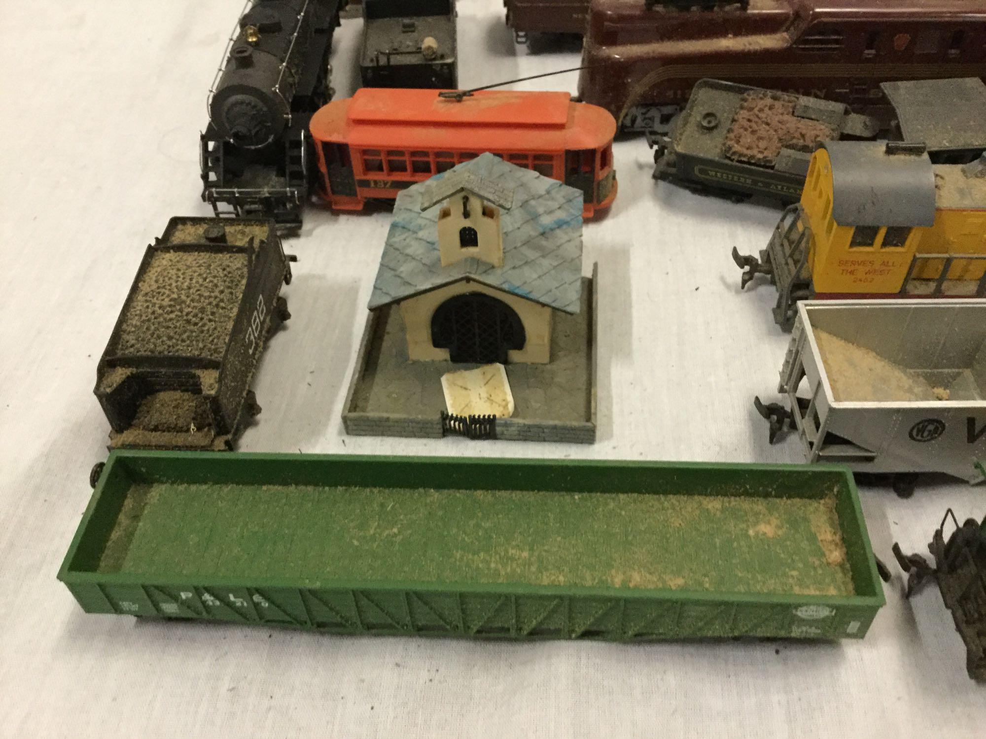 Collection of model trains / diorama set pieces: Tyco, Rivarossi, and IHC, see pics.