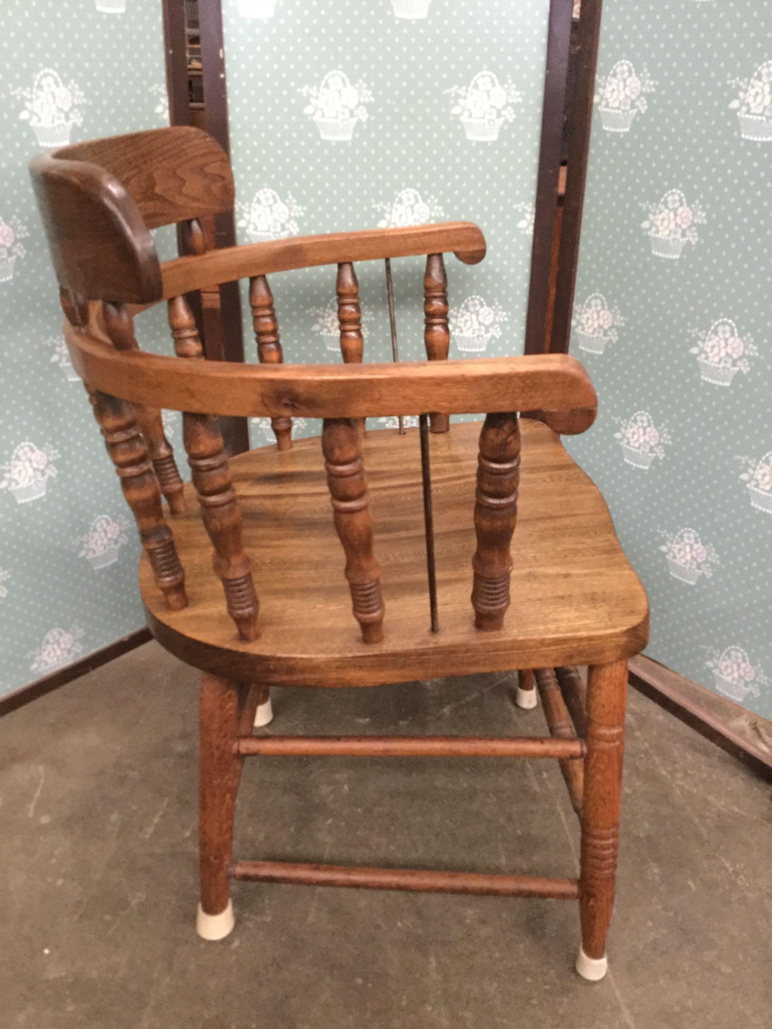 Vintage oak captains chair w/ doweled construction, nice finish.