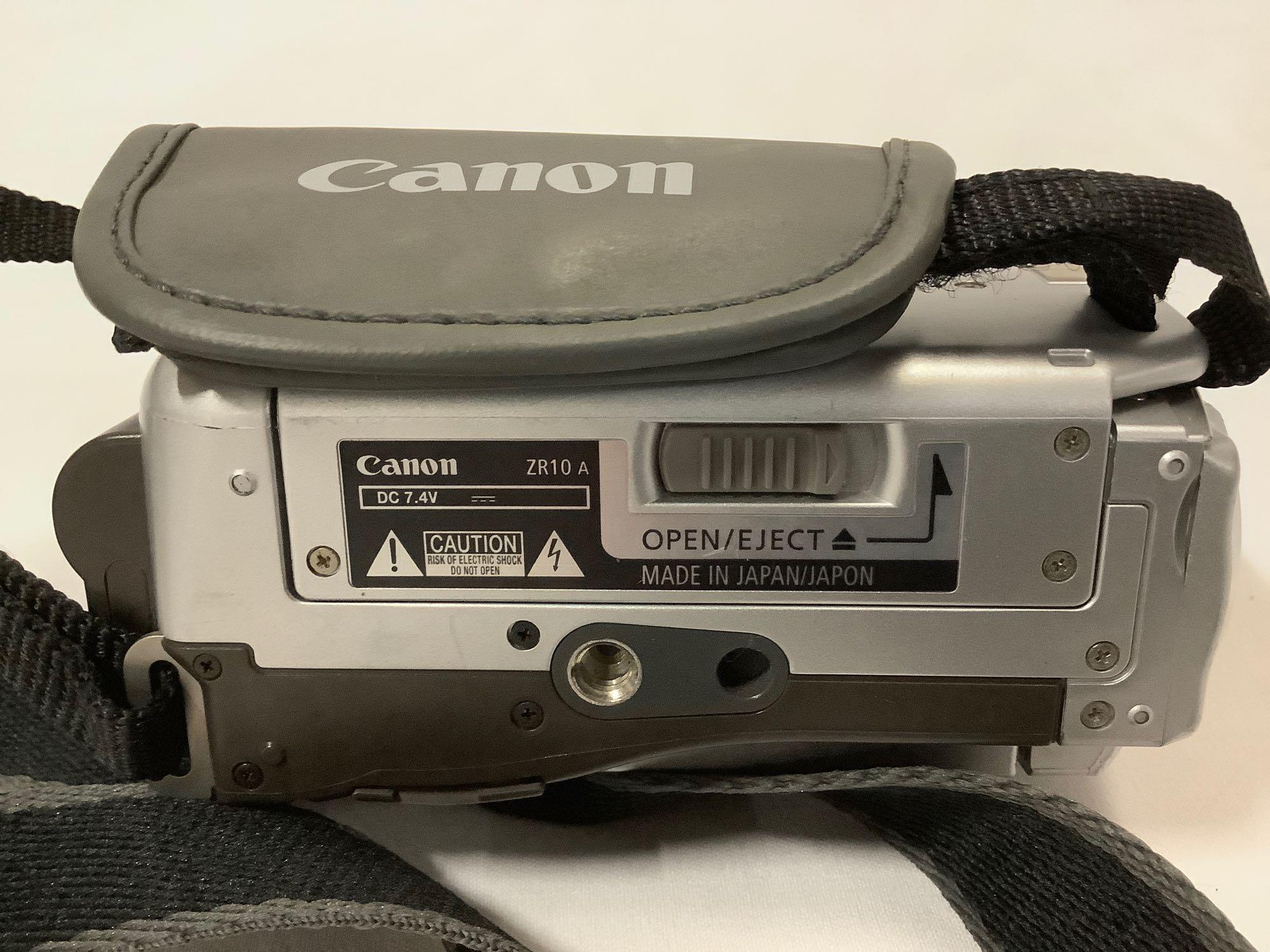 Canon ZR10 Digital Video Camera, 200x digital zoom, untested, sold as is.