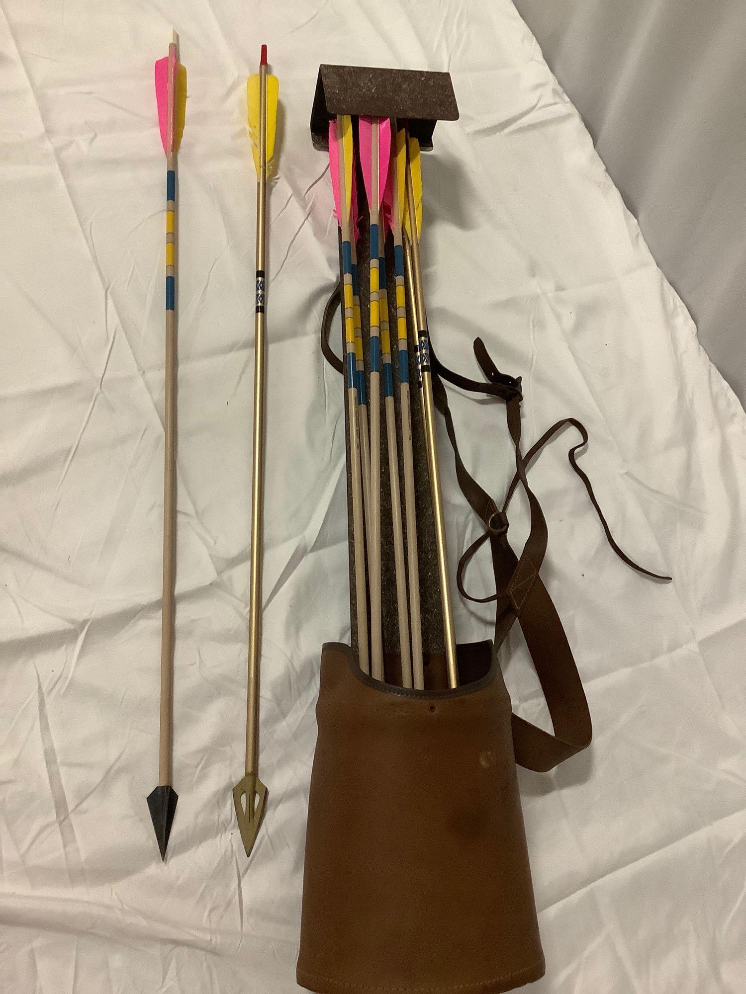 Leather hunting quiver 9 broadhead arrows & Browning - Nomad 45 lb. recurve bow, excellent condition