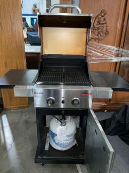 Charbroil commercial two burner Barbecue with extendable ends /comes with propane tank