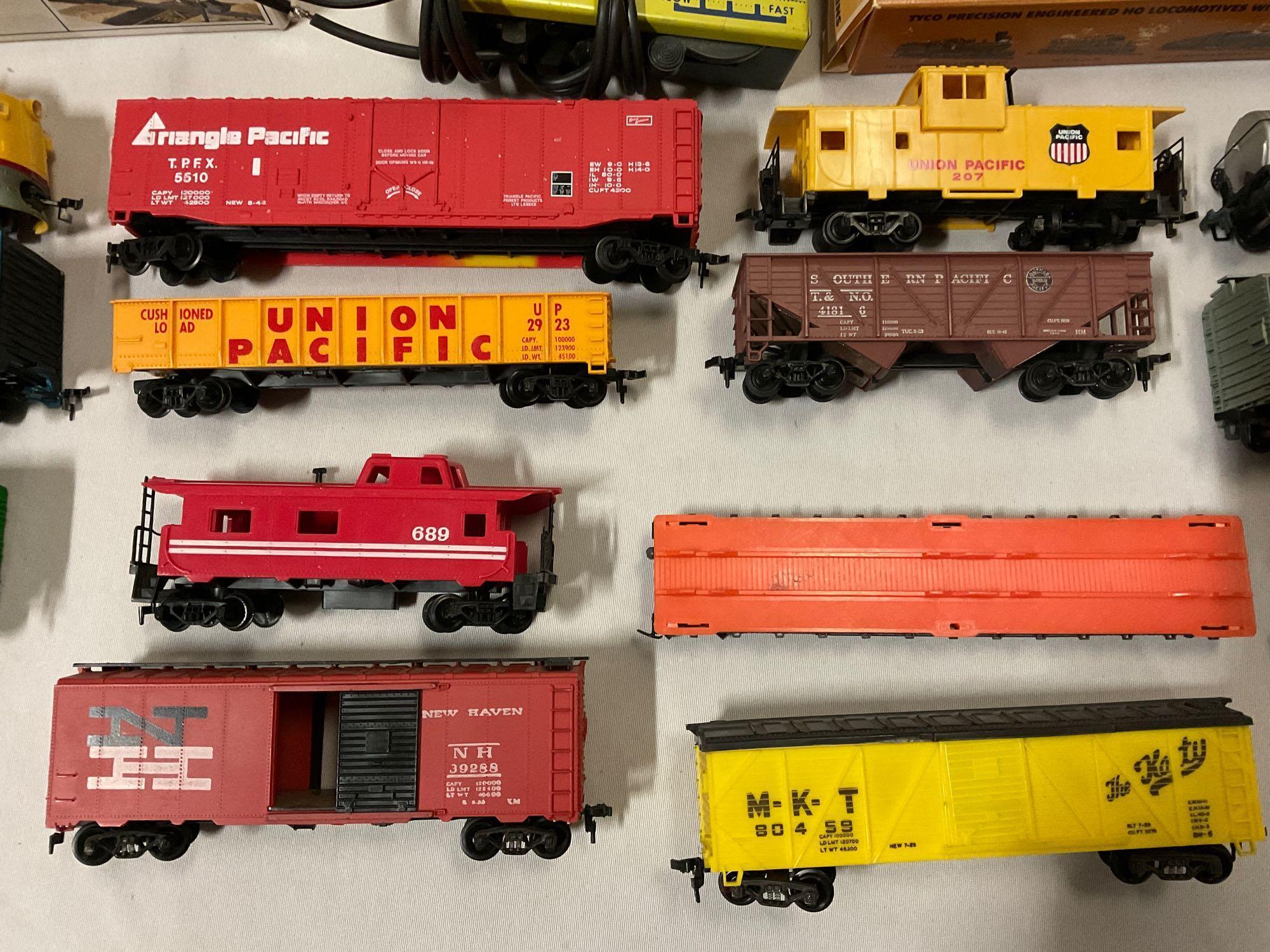 large HO SCALE locomotive train set w/ BACHMANN boxed sets, nice condition/ huge collection