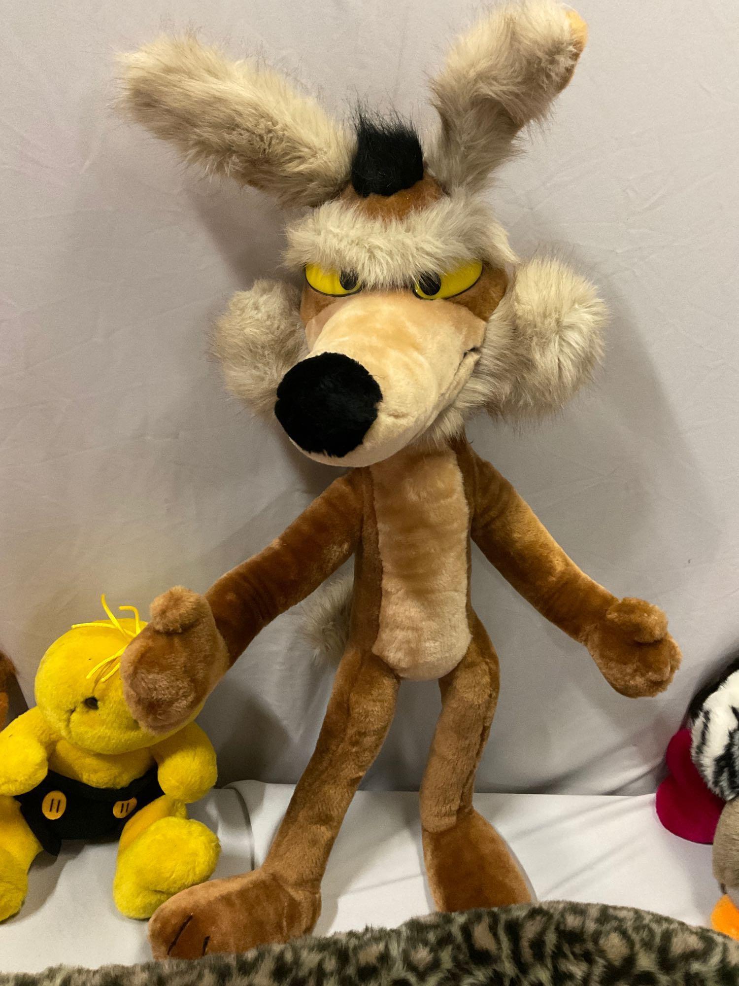 8 pc. lot of nice stuffed plush toy animals, large WB Wiley Coyote & more.