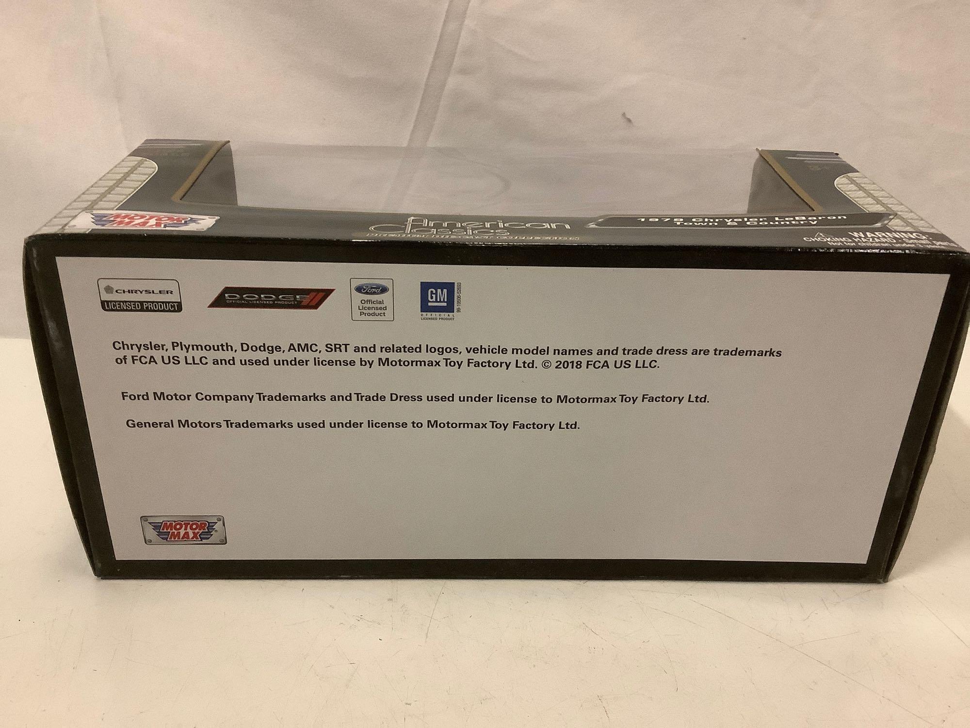 Motor Max American Classics diecast 1/24 scale 1979 Chrysler LeBaron Town & Country wagon in box